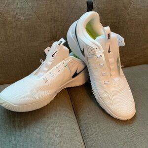 Nike womens volleyball sneakers shoes white AAO 286-100 size 10